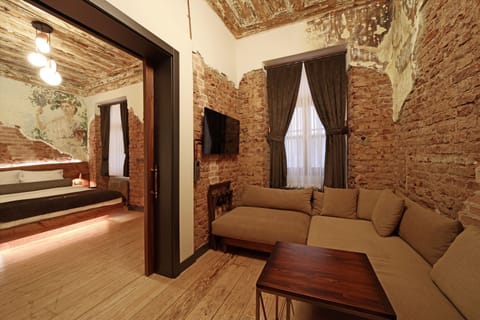 Suite | Down comforters, minibar, in-room safe, individually decorated