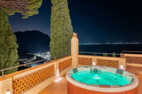 Honeymoon Room, Sea View | Private spa tub