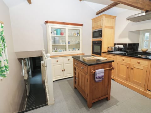 Cottage | Private kitchen | Fridge, dishwasher, electric kettle, toaster