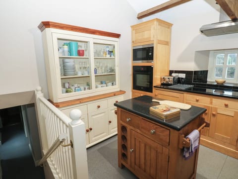 Cottage | Private kitchen | Fridge, dishwasher, electric kettle, toaster