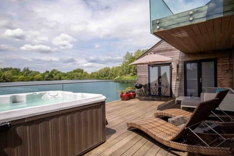 Large outdoor space with an unenviable view over the lake 