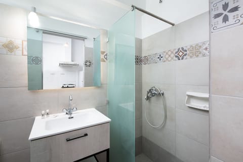 Basic Studio | Bathroom | Towels