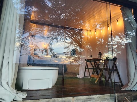 Premium Room, 1 Queen Bed, Non Smoking, Bathtub | Deep soaking bathtub