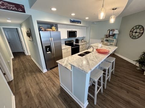 Kitchen with 4 barstools