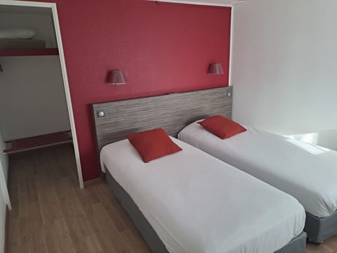 Standard Room, 2 Twin Beds | Desk, iron/ironing board, travel crib, free WiFi