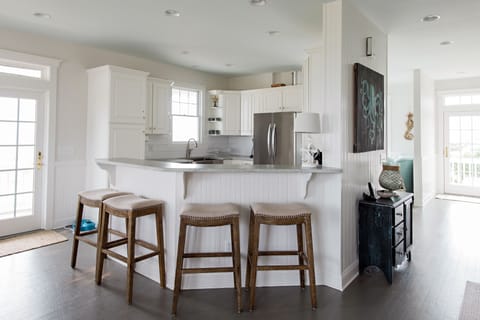 Breakfast or Cocktail Bar