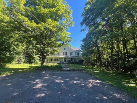 JUNE 2024 --Plenty of parking + electric charging