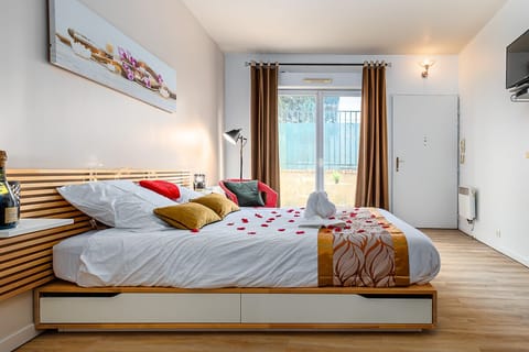 Romantic Apartment | 1 bedroom, individually decorated, desk, blackout drapes