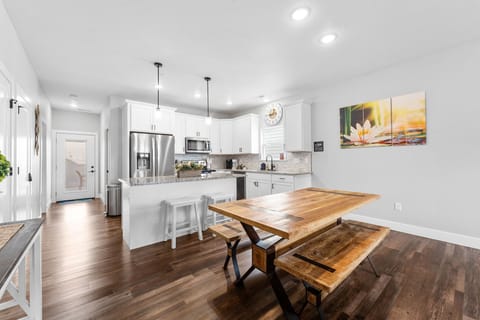 Full Kitchen, Dining Table & Patio Access