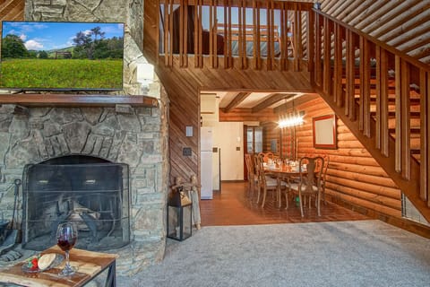 Dining area with seating for 6
