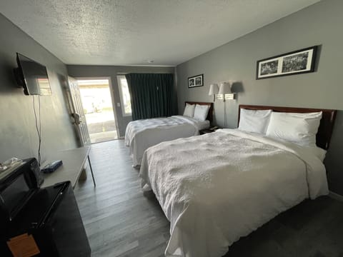 Economy Double Room, Non Smoking | Blackout drapes, iron/ironing board, free WiFi, bed sheets