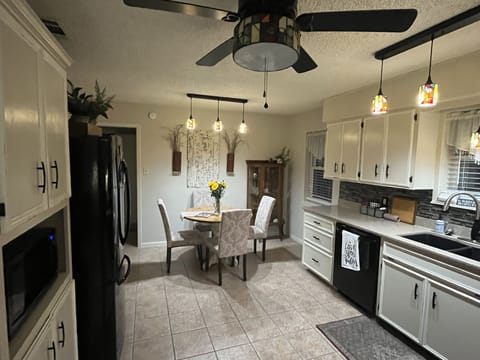 Kitchen w Full Appliances and cookware