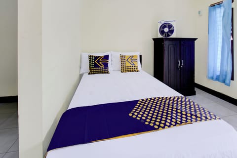 Standard Double Room | Desk, WiFi (free), bed sheets