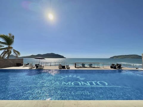 piscina de complejo con vista