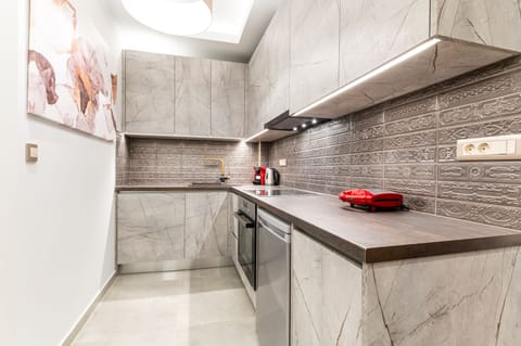 Nuage Gold | Private kitchen | Mini-fridge, espresso maker, coffee/tea maker, electric kettle