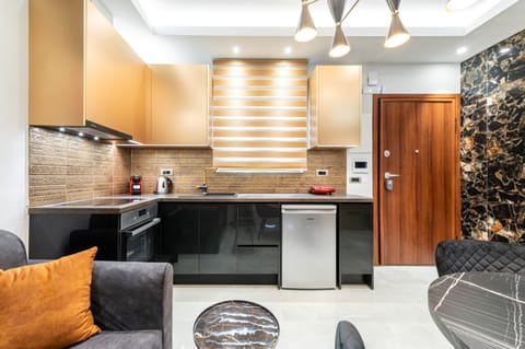 Eclipse Gold | Private kitchen | Mini-fridge, espresso maker, coffee/tea maker, electric kettle