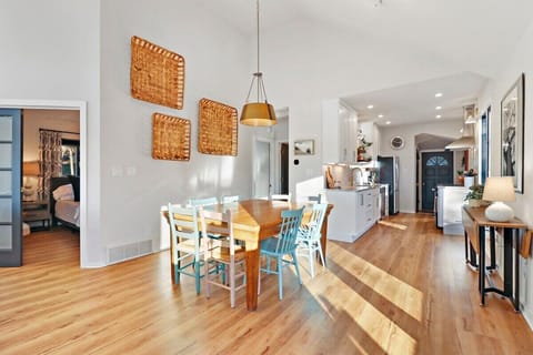 Open concept dining to kitchen