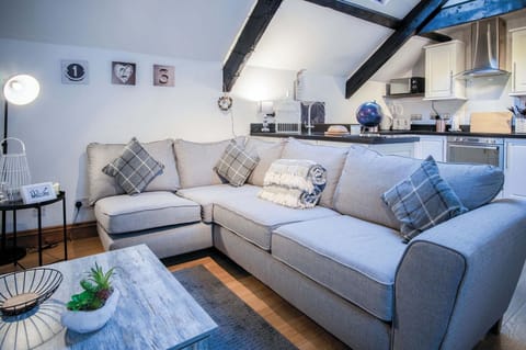 Cosy At The Mews - 2 Bedroom Apartment - Tenby (21447)