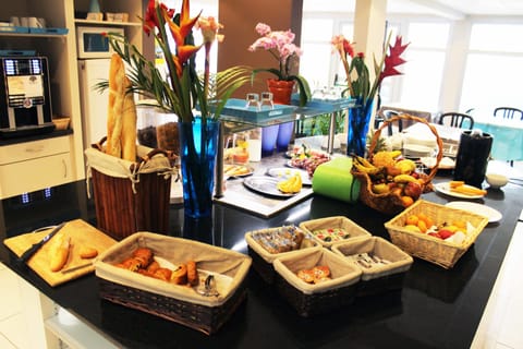 Daily buffet breakfast for a fee