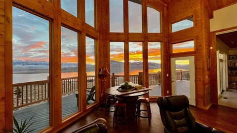 Welcome to Bear's Den of Cody! Lake and mountain views, a short drive to historic Cody and on the way to Yellowstone