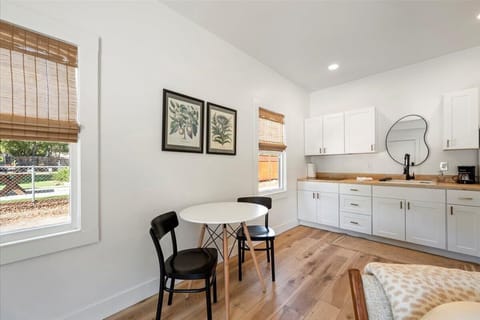 Fifth Street Cottage (1375)