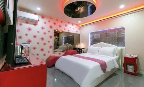 Deluxe Double Room | Premium bedding, free minibar, individually decorated, desk