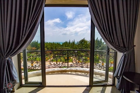Deluxe Double Room | Minibar (some free items), in-room safe, desk, soundproofing