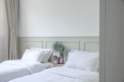 City House | 6 bedrooms, premium bedding, down comforters, desk