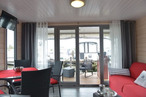 Apartment, 2 Bedrooms, Terrace, City View | Living area | Books