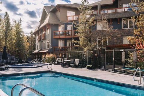 Exquisite Outdoor Pool, Hot tubs and Dining