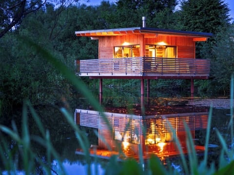 Tiny House auf Stelzen im Wasser