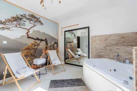 Nature Suite | Bathroom | Hair dryer, towels, soap, shampoo