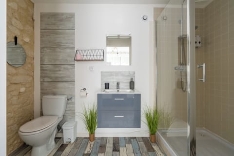 La Tribu | Bathroom | Hair dryer, towels, soap, shampoo