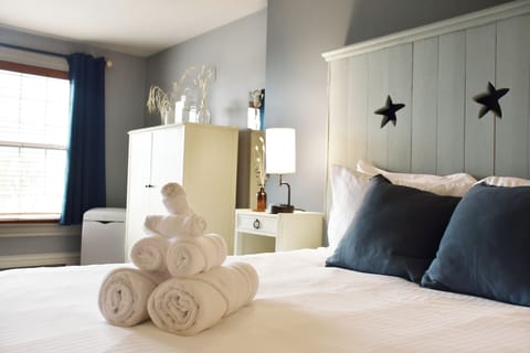 Junior Suite, 1 Queen Bed, Bathtub | Free WiFi, bed sheets