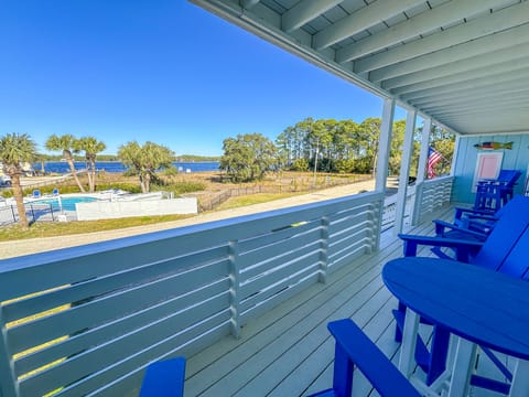 Our expansive front porch overlooks the pool and beautiful Lake Powell.