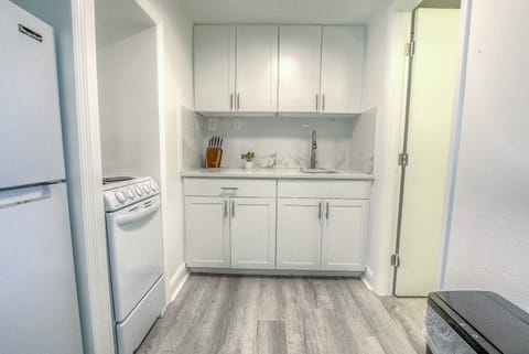 Comfort Studio Suite, Non Smoking, Kitchen | Private kitchen | Microwave, coffee/tea maker, toaster, cookware/dishes/utensils