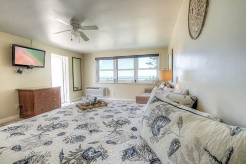 Studio Suite, 1 King Bed with Sofa bed, Ocean View | Pillowtop beds, individually decorated, individually furnished