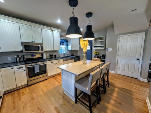 Well Appointed Kitchen w/ Fridge/Freezer, Gas Stove/Oven, Microwave & Dishwasher