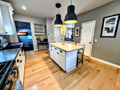 Well Appointed Kitchen w/ Fridge/Freezer, Gas Stove/Oven, Microwave & Dishwasher