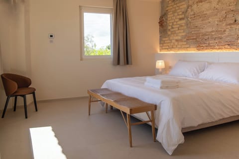 Classic Suite | Minibar, in-room safe, soundproofing, free WiFi