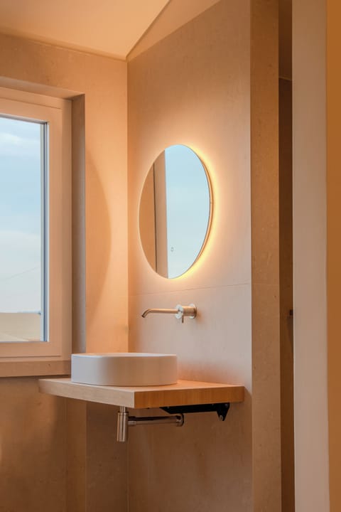 Deluxe Room | Bathroom | Shower, rainfall showerhead, free toiletries, hair dryer