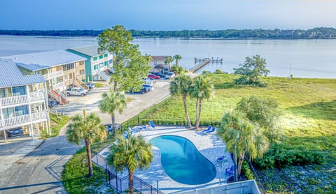 Lakeside pool & beautiful Lake Powell