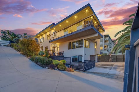 Exterior Oasis: Stunning architecture with sunset views, perfect for evening relaxation!