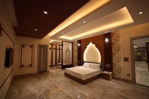 Deluxe Room, 1 King Bed | WiFi (free)