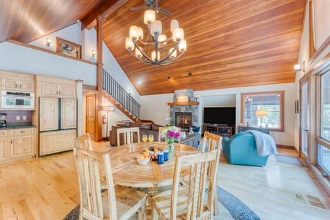 Dining table seats 6.