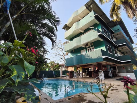 Swim-up bar