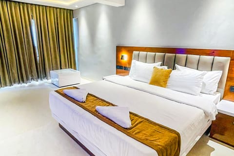 Egyptian cotton sheets, premium bedding, in-room safe, free WiFi