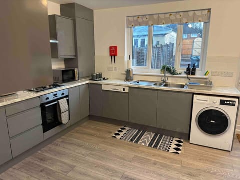 House | Private kitchen | Fridge, microwave, oven, stovetop