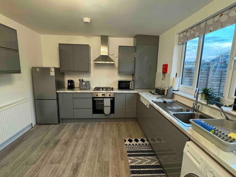 House | Private kitchen | Fridge, microwave, oven, stovetop