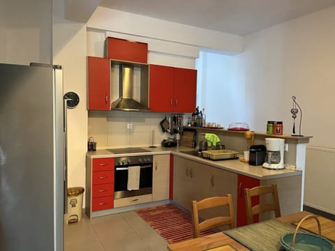 Family House | Private kitchen | Full-size fridge, oven, stovetop, electric kettle